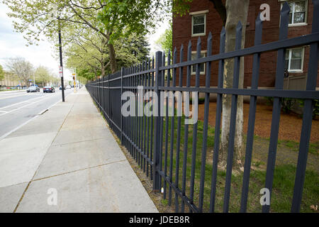 Recinzione esterna recinzione metallica residenti solo complesso di abitazioni Boston STATI UNITI D'AMERICA Foto Stock