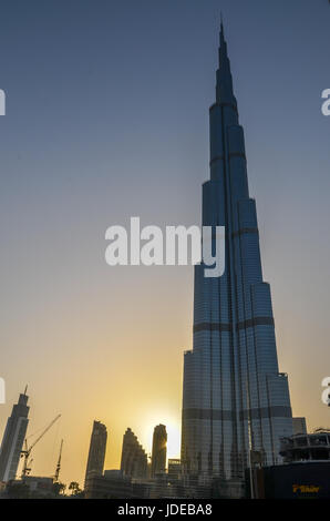 Tramonto al Burj Al Khalifa, nel centro cittadino di Dubai, Emirati Arabi Uniti Foto Stock