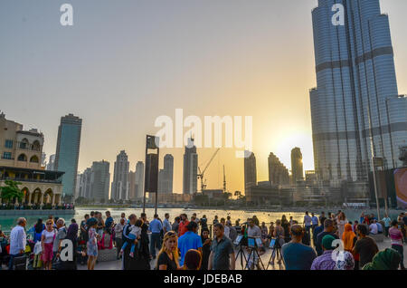 Tramonto al Burj Khalifa durante l'acqua mostrano, nel centro cittadino di Dubai, Emirati Arabi Uniti Foto Stock
