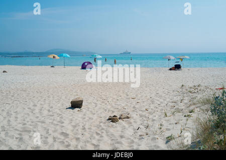 Spiaggia di Rena Bianca in Costa Smeralda nel nord della Sardegna, Italia Foto Stock