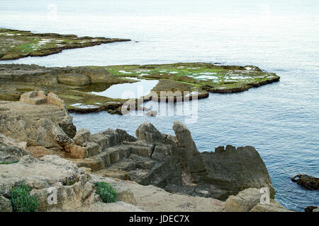 La spiaggia rocciosa di Achziv, Israele vicino a Rosh Hanikra Foto Stock