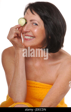 Ritratto di felice donna senior con il cetriolo. La bellezza e il concetto di cura Foto Stock