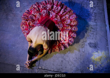 Una ballerina si sta preparando per andare sul palco del Bolshoi theter prima che le prestazioni a Mosca, Russia Foto Stock