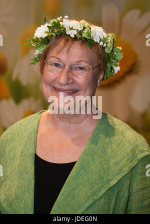 TARJA HALONEN ex presidente di finitura con anello di fiori sulla testa 2017 Foto Stock