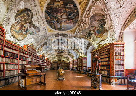 La Sala Teologica con libreria e decorazioni a stucco e dipinti datati dal 1720s, il Monastero di Strahov, Praga, Boemia, Repubblica Ceca Foto Stock