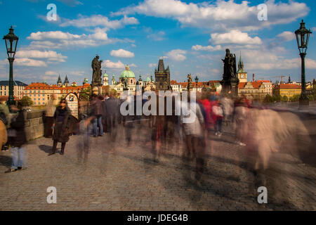 La folla di turisti sul Ponte Carlo a Praga, Boemia, Repubblica Ceca Foto Stock