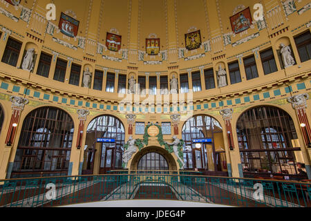 Art nouveau hall, dalla principale stazione ferroviaria di Praga o Praha Hlavni nadrazi, Praga, Boemia, Repubblica Ceca Foto Stock