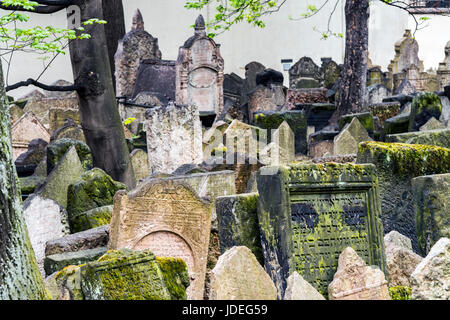 Le lapidi del vecchio cimitero ebraico di Praga, Boemia, Repubblica Ceca Foto Stock