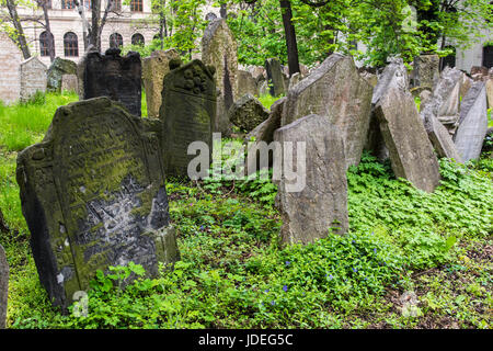 Gravestones in the Old Jewish Cemetery, Prague, Bohemia, Czech Republic Foto Stock