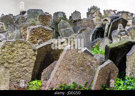 Le lapidi del vecchio cimitero ebraico di Praga, Boemia, Repubblica Ceca Foto Stock
