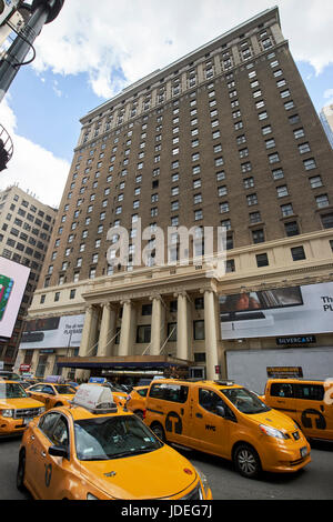 Yellow Cabs sulla settima avenue fuori dall'Hotel Pennsylvania New York City USA Foto Stock