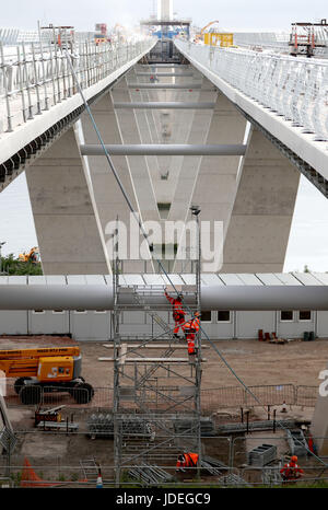 Una vista generale tra la strada dei ponti della nuova Queensferry attraversando il ponte, South Queensferry. Il nuovo ponte sarà aperto al traffico il agosto 30 ministri hanno annunciato. Foto Stock