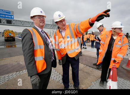 Economia Segretario Keith Brown MSP (sinistra) con trasporto Scozia direttore David Climie sulla strada del ponte della nuova Queensferry attraversando il ponte, South Queensferry. Il nuovo ponte sarà aperto al traffico il agosto 30 ministri hanno annunciato. Foto Stock