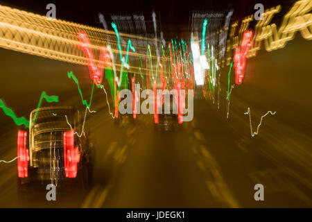 Abstract sfocato circolazione di automobili e di luci in un tunnel autostradale Foto Stock