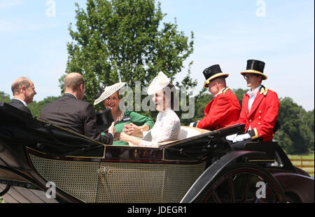 Il Duca e la Duchessa di Cambridge con il conte e la Contessa di Wessex entrando nel loro carrello per prendere parte alla parata durante il Royal Ascot a Ascot Racecourse. Foto Stock