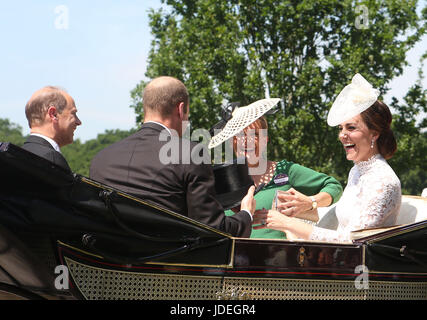 Il Duca e la Duchessa di Cambridge con il conte e la Contessa di Wessex entrando nel loro carrello per prendere parte alla parata durante il Royal Ascot a Ascot Racecourse. Foto Stock