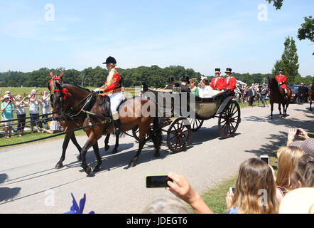 Il Duca e la Duchessa di Cambridge con il conte e la Contessa di Wessex entrando nel loro carrello per prendere parte alla parata durante il Royal Ascot a Ascot Racecourse. Foto Stock