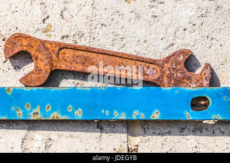 Vecchia chiave arrugginita sulla parete close-up Foto Stock