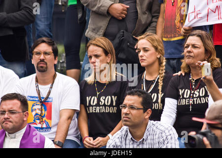 Freddy guevara e lilian tintori seduto con la madre di un manifestante morto durante un raduno politico contro il presidente Nicolas maduro a Caracas. Foto Stock