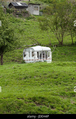 Roulotte abbandonate sul fiume da Whalley Abbey Foto Stock