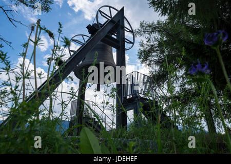 Campana della Pace in Mosern sulla valle dell'Inn nelle Alpi, Austria, è registrata al 5pm quotidianamente. Foto Stock