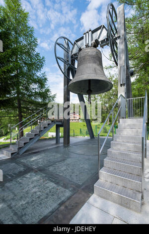 Campana della Pace in Mosern sulla valle dell'Inn nelle Alpi, Austria, è registrata al 5pm quotidianamente. Foto Stock