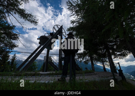 Campana della Pace in Mosern sulla valle dell'Inn nelle Alpi, Austria, è registrata al 5pm quotidianamente. Foto Stock