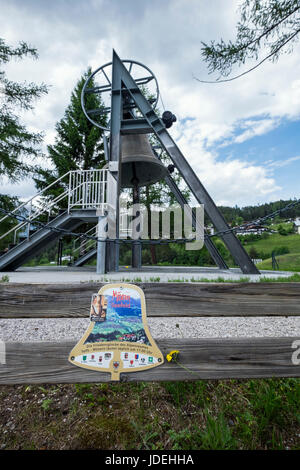 Campana della Pace in Mosern sulla valle dell'Inn nelle Alpi, Austria, è registrata al 5pm quotidianamente. Foto Stock