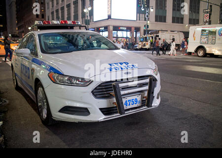 Nypd pattuglia di polizia di notte New York City USA Foto Stock