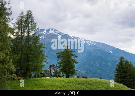 Campana della Pace in Mosern sulla valle dell'Inn nelle Alpi, Austria, è registrata al 5pm quotidianamente. Foto Stock