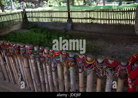 Braccialetti colorati dedicati alle vittime dei campi di sterminio di Choeung Ek in Phnom Penh Cambogia. Messa a fuoco selettiva Foto Stock