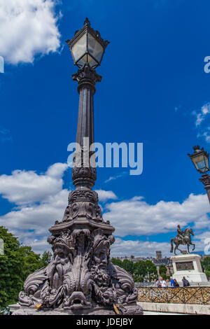 La luce post a Pont Neuf a Parigi, Francia Foto Stock