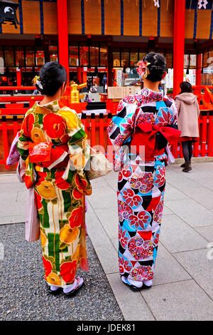 Due donne giapponesi indossano kimonos durante i festeggiamenti di Capodanno a Kyoto, in Giappone. Foto Stock