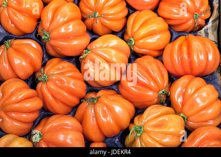 Bistecca di manzo pomodori per la vendita su un mercato Foto Stock