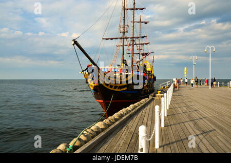 Sopot-Poland giugno-2016 Estate pirate nave da crociera in attesa per il turista prima di prossima barca a vela . Foto Stock