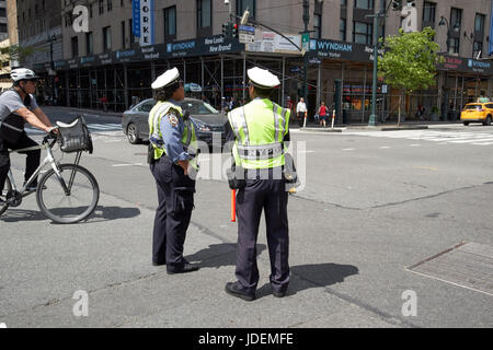 NYPD maschio e femmina poliziotti del traffico nella zona di intersezione Midtown New York City USA Foto Stock