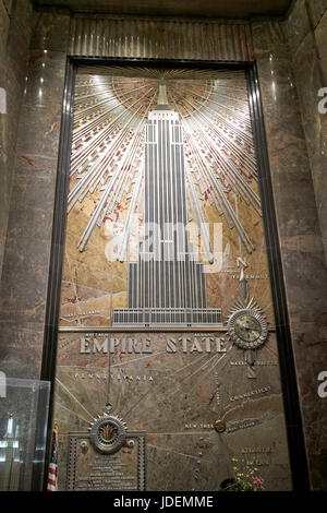 Empire State building murale Hall di New York City STATI UNITI D'AMERICA Foto Stock