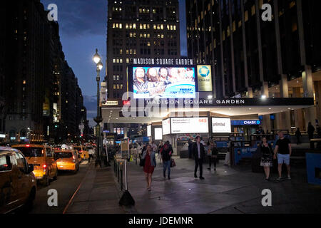 Ingresso al Madison Square Garden di notte New York City USA Foto Stock