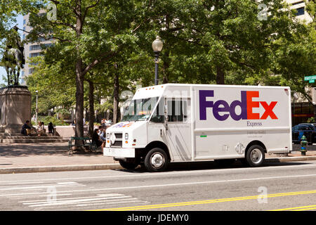 Consegna FedEx carrello parcheggiato all'esterno dell edificio per uffici - Washington DC, Stati Uniti d'America Foto Stock