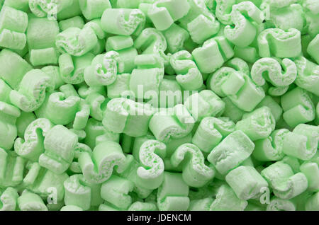 Styrofoam il materiale di imballaggio arachidi, utilizzando all'interno di confezioni per la spedizione. Foto Stock