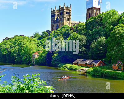 Università di Durham womens team di canottaggio pratica sotto la cattedrale Foto Stock