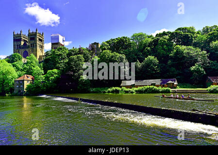 Università di Durham womens team di canottaggio pratica sotto la cattedrale Foto Stock