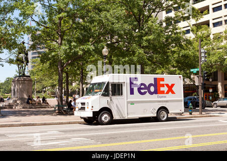 Consegna FedEx carrello parcheggiato all'esterno dell edificio per uffici - Washington DC, Stati Uniti d'America Foto Stock