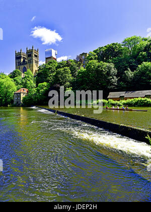 Università di Durham womens team di canottaggio pratica sotto la cattedrale Foto Stock