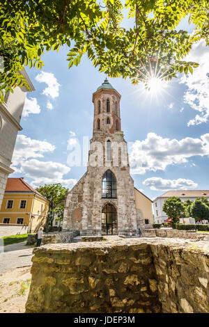 Iconica torre ricostruita e le rovine della chiesa di Santa Maria Maddalena, il quartiere del Castello, Budapest, la città capitale di Ungheria, Europa centrale, nella luce del sole Foto Stock