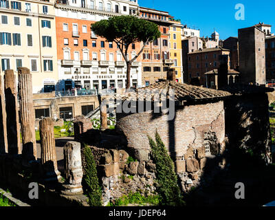 Largo di Torre Argentina è una piazza di Roma, Italia, che ospita quattro romana repubblicana, templi e resti di Pompeo Theatre. Foto Stock