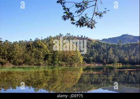 Telaga warna, dieng, wonosobo, INDONESIA Foto Stock