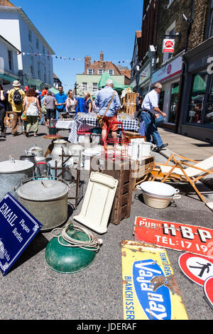 Tradizionale mercato di strada in città durante la stagione estiva. Persone che vagano. Primo piano, collezione di vecchi francesi street e segni di annuncio. Foto Stock