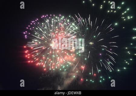 Grandi fuochi d'artificio colorati in nero cielo notturno Foto Stock