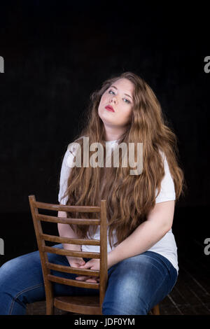 Incredibile dimensione plus red head, lunghi capelli belli, energia positiva, Sweetheart, grande ragazza, fine teen anni ragazza, enigmatiche, felice e dolce пшкд Foto Stock